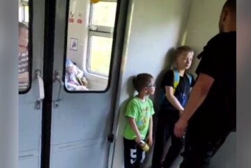 У рф "Z-патріот" накинувся на хлопчиська з жовто-синім рюкзаком, відео: "Ось вся їх гнила сутність"