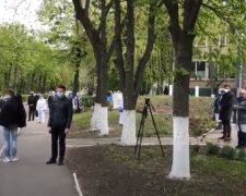 "Закрытый гроб и люди на расстоянии": врача-жертву вируса провели в последний путь на Одесчине, видео