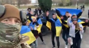 «Можно обнять?»: как встречают ВСУ в освобожденных селах на юге Украины, трогательное видео