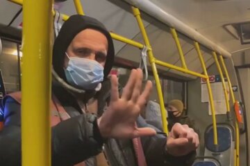 У Києві з'явився кондуктор-фокусник, пасажири в захваті: "регулярно піднімає настрій"