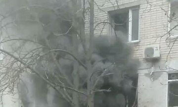"Там немає військових": окупанти вдарили по пологовому будинку, підіймається чорний дим