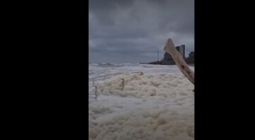 Одеські пляжі огорнула незвичайна піна