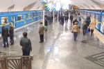 В киевском метро люди стоят друг у друга "на головах", что происходит: "очередь образовалась еще до входа..."
