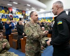 Кличко вручив нагороди військовим «Азову»