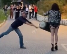 Чоловік запустив у дівчину урну зі сміттям на очах у перехожих: відео розбірок в Одесі