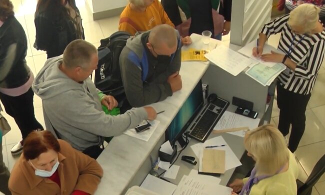 Безкоштовні продукти для ВПО та пенсіонерів у Харкові