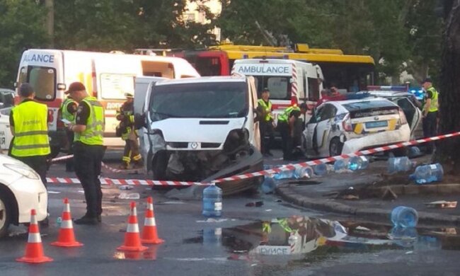В Одессе авто полиции превратили в груду металла, есть пострадавшие: видео с места ЧП