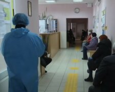 "В очереди уже полтора часа!": недовольная судья избила семейного врача под Житомиром, кадры