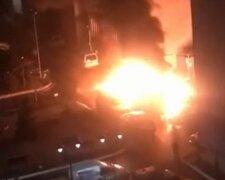 Масштабный пожар разгорелся в киевском ЖК, огонь перекинулся на машины: видео с места