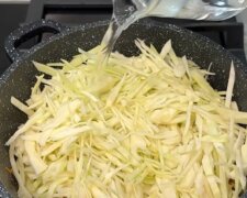 Соковита і ніжна: кулінар поділилася своїм найкращим рецептом тушкованої капусти