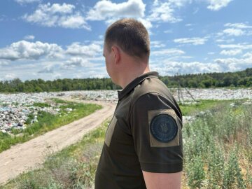 Комунальне підприємство влаштувало "сміттєвий рецидив" під Києвом: знову зливали відходи просто неба