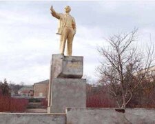 "Нехай поки лежить": на Одещині знесли один з останніх пам'ятників Леніну, кадри наслідків