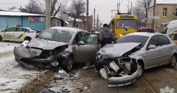 ЧП произошла на трамвайных путях в Харькове, есть пострадавшие: "машины отбросило на..."
