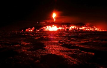 Извержение вулкана Этна на Сицилии в Италии, 28 февраля 2017 года.