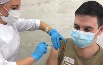 "Что же это творится?": украинский врач рассказал о странном симптоме после прививки от вируса