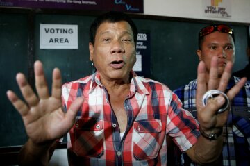 Presidential candidate Rodrigo «Digong» Duterte talks to the media before casting his vote