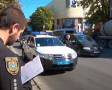 Мужчина с пистолетом атаковал магазин в Одессе: ограбление попало на видео