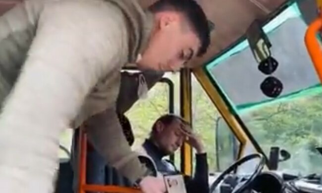 Ветеран «Азова» без ноги преподал урок наглому водителю маршрутки: кадры