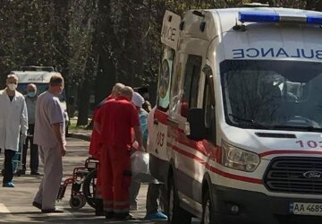 "Опіки та ампутація ніг": 18 швидких доставили поранених бійців з Донбасу, кадри