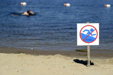 Лето закончилось: киевлян предупредили об опасности купания на столичных пляжах