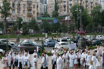 "Такого не було навіть в 90-і": медики збунтувалися під вікнами Кличка, кадри