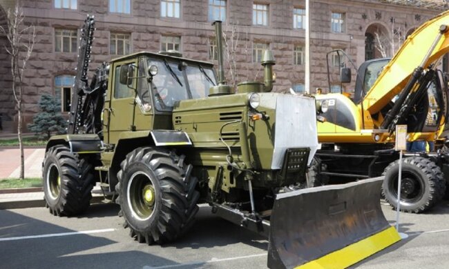 Ремонтна машина провалилася під асфальт в центрі Києва, фото: "Повинна була лагодити"