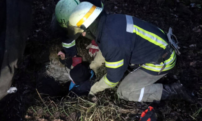 Дівчина провалилася в комунікаційний колодязь: рятувальники кинулися на допомогу, кадри