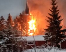 Церква 18 століття повністю згоріла під час різдвяної служби, кадри: поліція підозрює підпал