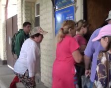 Обездоленные крымчане массово ринулись за украинскими паспортами: "Тут все рухнуло"