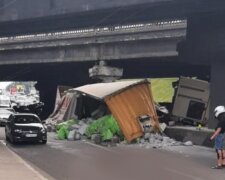 Фура впала з моста і зачепила кілька авто в Києві: кадри з місця ДТП