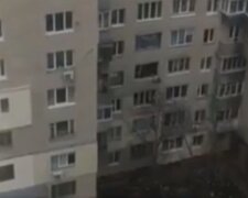 У Києві чоловік вирішив звести рахунки з життям: "переліз через огорожу балкона, почав все трощити і..."