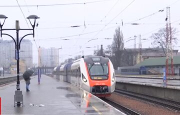Малолетние вандалы атаковали новый поезд в Одессе, кадры: "Такая дикость творится"