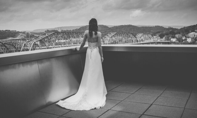 наречена ззаду, чорно-біле фото