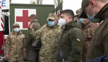 Зеленский вляпался в громкий скандал из-за поездки на Донбасс, кадры позора: "Натянул маску на..."