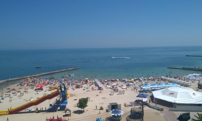 Трагедія сталася з жінкою на одеському пляжі: "Зайшла в кабінку і ..."