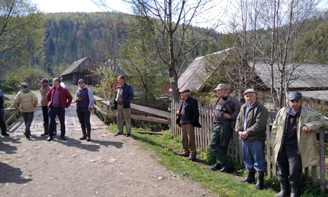Українці повстали проти знищення Карпат: з'їхалися силовики, фото