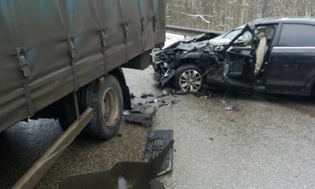 Масштабна аварія сколихнула Харків, серед постраждалих діти: кадри з місця ДТП