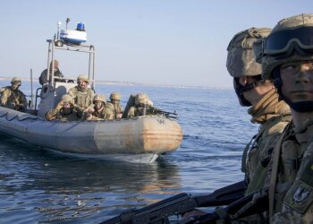 Российский боевой корабль приблизился к берегам Одесской области: "после обнаружения начал..."