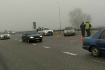 Місиво на популярній трасі Києва: 10 машин потрапили в ДТП через негоду, кадри