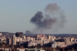 Київ, ракетний удар, дим, обстріл