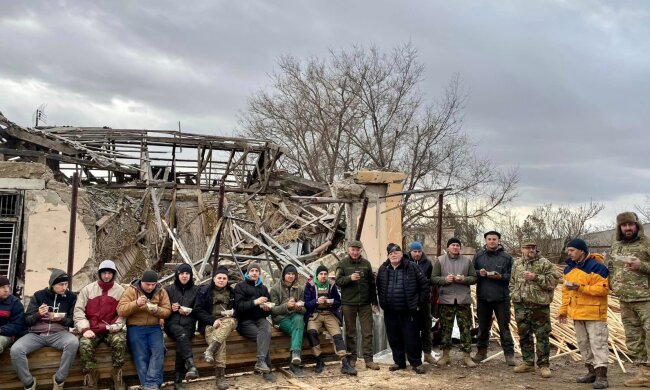 Жители Ровенщины поехали на другой конец страны и восстановили полностью разрушенное село: вдохновляющие кадры