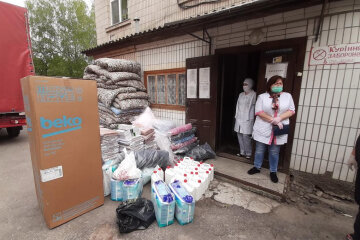 Медведчук з Оксаною Марченко передали меддопомогу лікарням на Одещині, яких влада кинула напризволяще