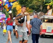 В центре Одессы мучают животных для развлечения туристов: кадры дикости
