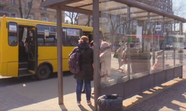 В Одесі незнайомець відправив хлопця в реанімацію на зупинці: побив до втрати свідомості