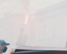 В центре Харькова неспокойно, улица в дыму и огне: кадры протеста