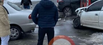 Водитель спровоцировал ДТП с 6 авто и скрылся: кадры масштабной аварии под Киевом
