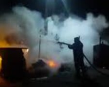 "Полночи ездили по дворам и тушили": в Киеве неадекват устроил поджоги в жилых дворах, видео