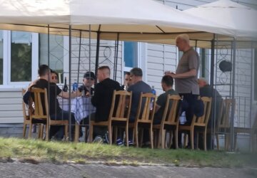 В КГГА заявили, что "алко-застолье" чиновников в День траура было "рабочей встречей"
