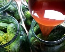 Рецепт огірків з кетчупом чилі, від яких неможливо відірватись: дуже смачні і хрусткі