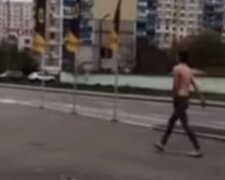 По Києву бродив роздягнений чоловік, відео: "погода не бентежить"